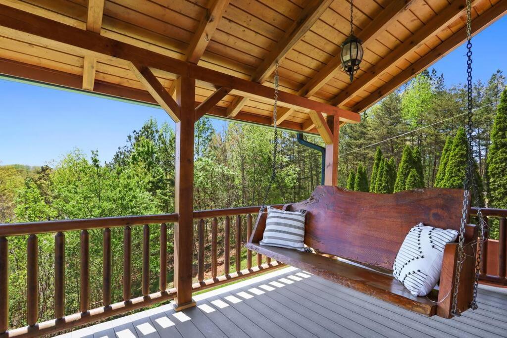 Sky High Lodge By Bk Stays. Large Cabin. Amazing Views. Game Room. Jacuzzi. Six Bedrooms. Sleeps 12 Блу Ридж Екстериор снимка